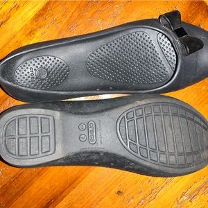 Crocs flats with bow embellishment. Sz 7